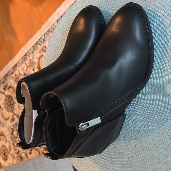 ARIZONA JEAN CO WOMEN'S BLACK SHORT SIDE ZIPPERED HEELED ANKLE BOOT SIZE 7.5 - Picture 1 of 13